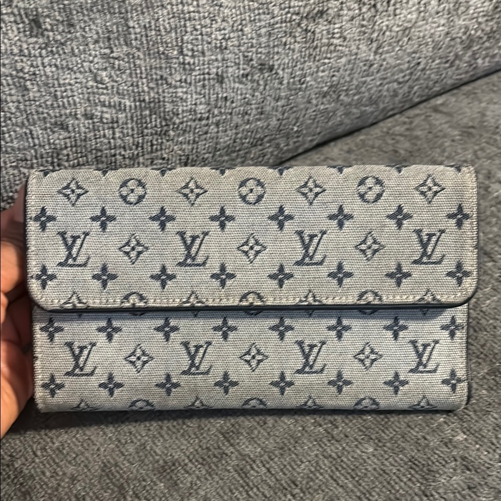 LOUIS VUITTON
Navy Monogram Mini Lin International Wallet - Picture 3 of 13